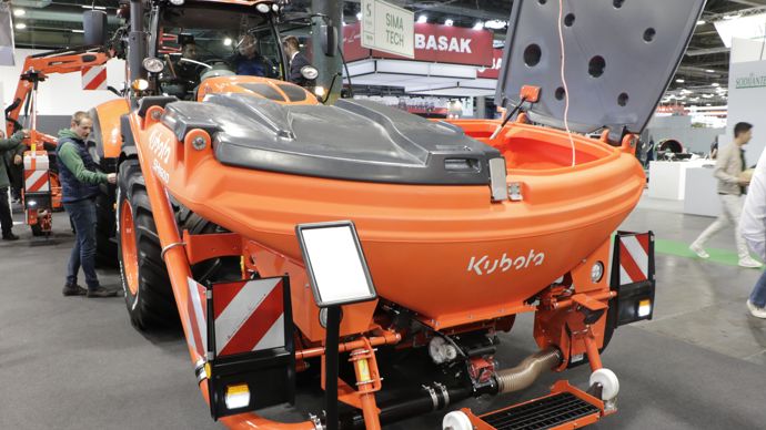  - Kubota présente sa nouvelle génération de trémies frontales avec la série SH. La cuve en polyéthylène hante-densité se décline en version 1 600 et 2 200 litres. Elle accueille un ou deux doseurs à entraînement électrique.