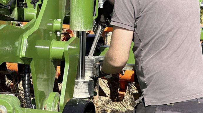 La hauteur de relevage de l'essieu s'ajuste en déplaçant des cales sur le vérin.