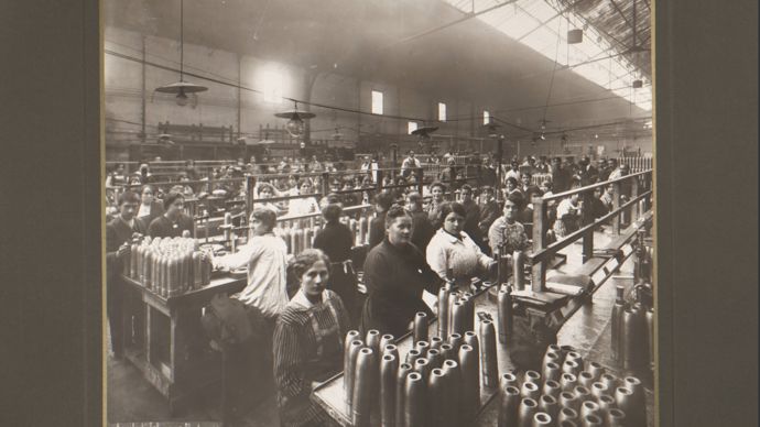 Ouvrières fabriquant des obus pour la société « L'éclairage électrique ». Photographie extraite de l'album « Usine de Suresnes », 1914-1916.