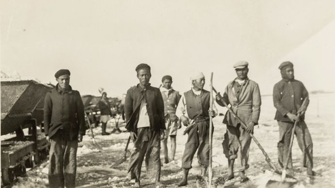 Travailleurs indochinois récoltant du sel pour la Compagnie des produits chimiques d'Alais, Froges et Camargue. 1941-1942.