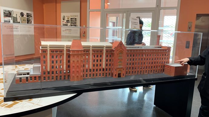 Maquette de Centre des archives nationale du monde du travail, exposée dans la salle de lecture, accessible au public.