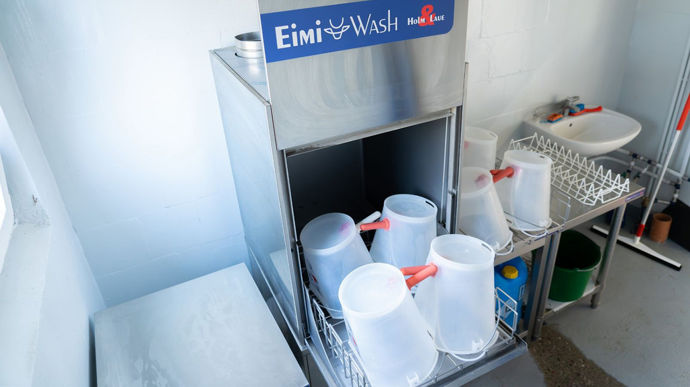 Le jury attribue une étoile à Eimiwash, une machine pour le lavage complet des seaux à tétines, y compris les tétines à valve. Le connecteur spécialement conçu pour les seaux Hiko-1-click est inséré dans le seau placé dans le panier qui peut en accueillir simultanément quatre. Le dosage du détergent spécialement conçu est automatique. Le concepteur annonce une consommation d’eau de 1,5 litre par seau.