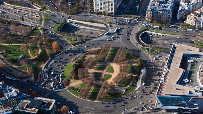 Avant le chantier, la Porte Maillot n’était qu’un grand rond-point essentiellement dédié à la voiture.