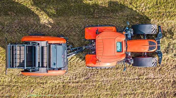 Une deuxième étoile est décernée à Kubota Europe avec son Tim Pack 2.0. Cette solution d'automatisation, compatible avec les presses à chambre variable BV6000, reçoit deux nouvelles fonctions qui viennent s'ajouter aux automatismes déjà présents sur le système Tim : l'AFC, qui ajuste automatiquement la position latérale de la presse pour un remplissage homogène de la chambre, et l'ABC, qui gère les bourrages sans intervention du conducteur.