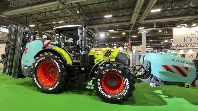  - Berthoud présente Heracles, son pulvérisateur porté avec cuve frontale. Sa capacité varie de 2 600 à 3 300 litres. Les rampes se déclinent de 21 à 30 m. La pompe intégrée à la cuve frontale facilite le transfert entre l'avant et l'arrière. Le rinçage de la cuve frontale est indépendant.