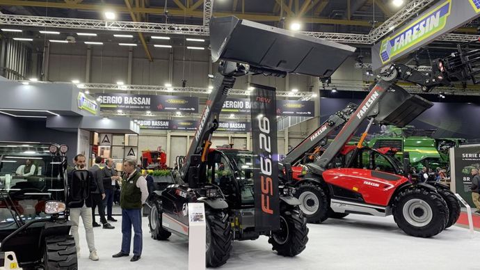 Avec le télescopique FS6.26, Faresin vise le marché des machines compactes (moins de 2 m en hauteur et largeur). Son nom l’indique : il grimpe à 6 m et affiche 2,6 t de capacité de charge.
