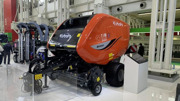 L’Isobus TIM Pack 2.0 débarque sur les presses Kubota BV6160 et 6190, automatisant la correction de l’alignement du timon, la gestion des bourrages et l’ouverture de porte dans les pentes.