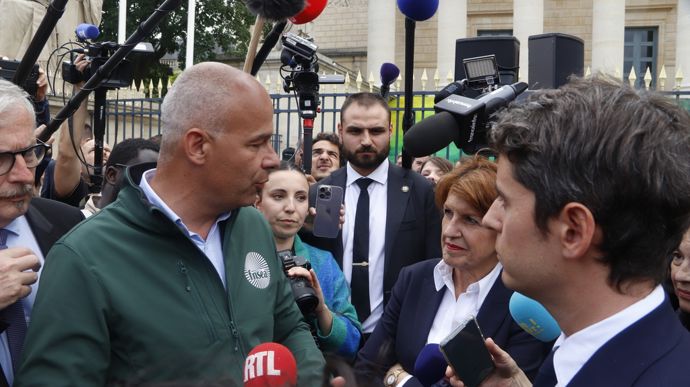 Devant la ministre de l'Agriculture Annie Genevard, le député Gabriel Attal assure au président de la FNSEA que son groupe parlementaire a été « au rendez-vous » sur les attentes des agriculteurs.