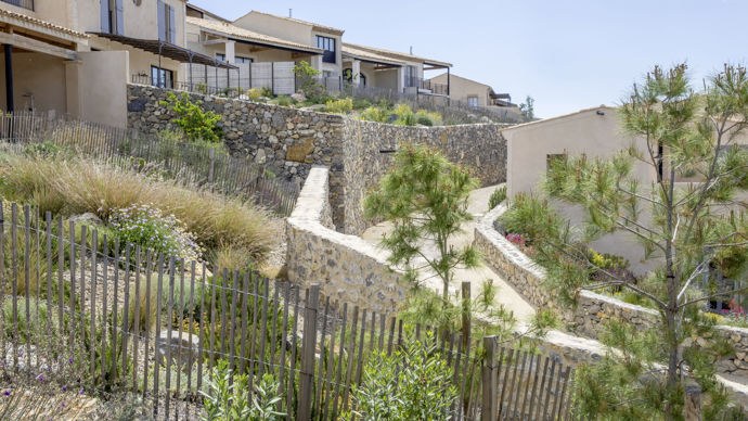Dans la catégorie « Entreprises, logement et immobilier », Victoire d’or pour les Jardins du Capitoul, à Narbonne (11). Un paysagiste anglais a travaillé avec les pépinières Filippi, à Mèze (34) pour définir une palette végétale surprenante sur un éperon rocheux très peu arrosé ces derniers temps. 