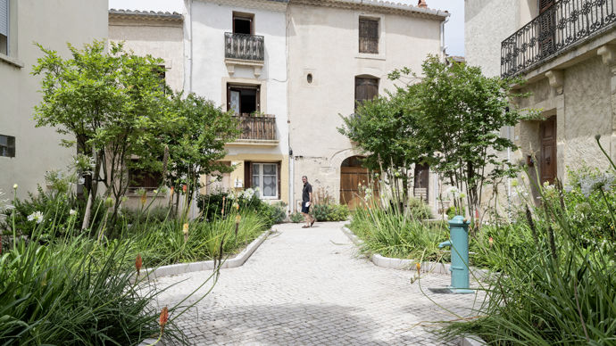 En catégorie « Espaces publics urbains, villes de moins de 10 000 habitants », la Victoire d’or est revenue à Vic-la-Gardiole (34). Le centre historique a été entièrement remis en valeur grâce au végétal, « une prouesse pour une commune de cette taille », a apprécié le jury. 