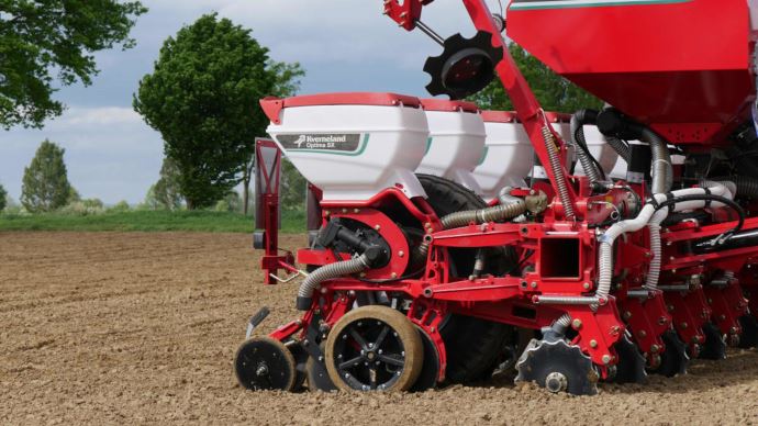 L’Optima de Kverneland a monté d’un cran la barre de la précision en se montrant capable, par exemple, de fertiliser une microdose juste sous la graine pour que les minéraux soient aussitôt bénéfiques à la plante. Une prouesse.