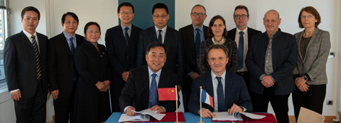 Signature du LIA-A-AGD entre Peiming Jang et Philippe Mauguin. Signature du LIA-A-AGD entre Peiming Jang et Philippe Mauguin.