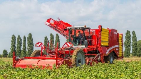 La gamme d'arracheuses automotrices dispose de 460 ch de puissance.