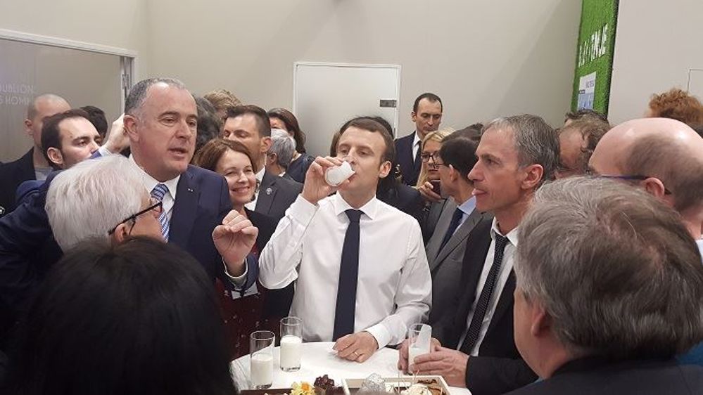 Emmanuel Macron, lors de l'inauguration du #Sia2019, sur le stand de l'interprofession laitière.