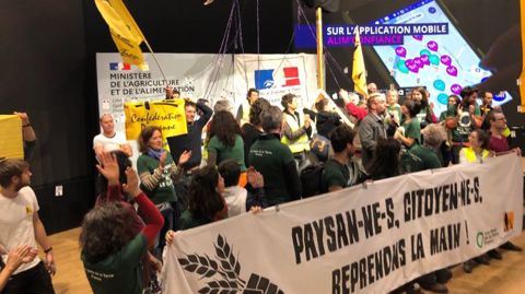 La Confédération paysanne dénonce l'industrialisation de l'agriculture sur le stand du ministère, au Sia 2020