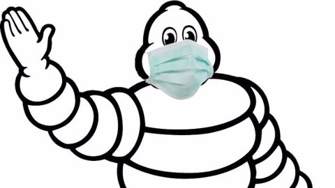 Le Bibendum, célèbre mascotte du manufacturier Michelin, va fabriquer des masques chirurgicaux pour pallier leur indisponibilité sur le territoire français.
