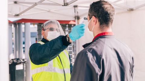 La température de chaque salarié est relevée à l'entrée du site industriel d'Agco de Beauvais pour respecter les règles sanitaires. La température de chaque salarié est relevée à l'entrée du site industriel d'Agco de Beauvais pour respecter les règles sanitaires.