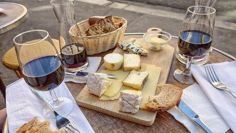 Un collectif vient de lancer un appel à « soutenir nos fromages, nos terroirs et nos producteurs français » autour du triptyque : le pain, le vin et le fromage. Un collectif vient de lancer un appel à « soutenir nos fromages, nos terroirs et nos producteurs français » autour du triptyque : le pain, le vin et le fromage.