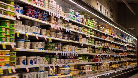 Depuis le début de la crise sanitaire, les consommateurs priorisent les achats de produits de base. Depuis le début de la crise sanitaire, les consommateurs priorisent les achats de produits de base.